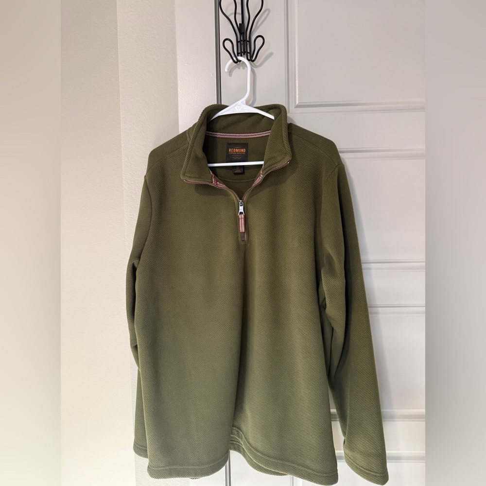 Light worn , forest green men’s zip up!
